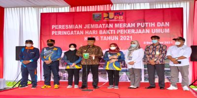 Foto bersama Bupati Kebumen bersama forkopimda, Camat Karangsambung, Kepala Desa Kaligending dan Kepala desa Karangrejo