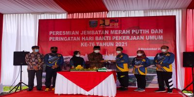 pemotongan tumpeng hari bakti pekerjaan umum
