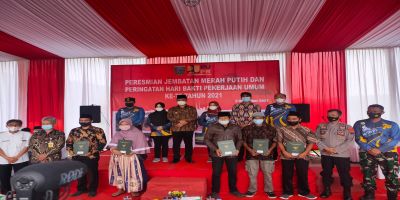 Penyerahan sertifikat tanah program PTSL