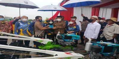 Penyerahan bantuan traktor