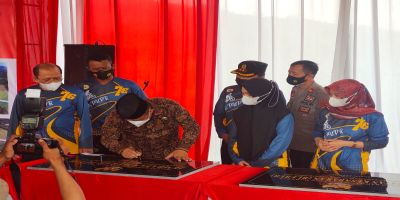 Penandatanganan prasasti oleh Bupati Kebumen