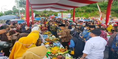 Sajian tumpeng tanda kearifan lokal.