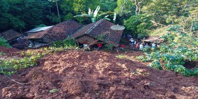DUA RUMAH TERTIMBUN TANAH LONGSOR DI DESA KALIGENDING